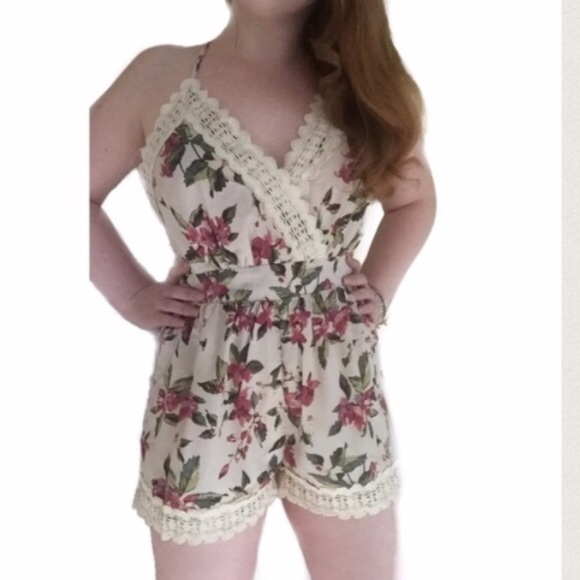 Premium Floral Spring Romper with Lace Trim small - Picture 3 of 4